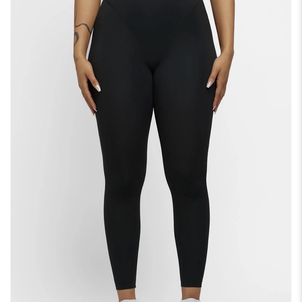 NAMA women’s body contour black leggings